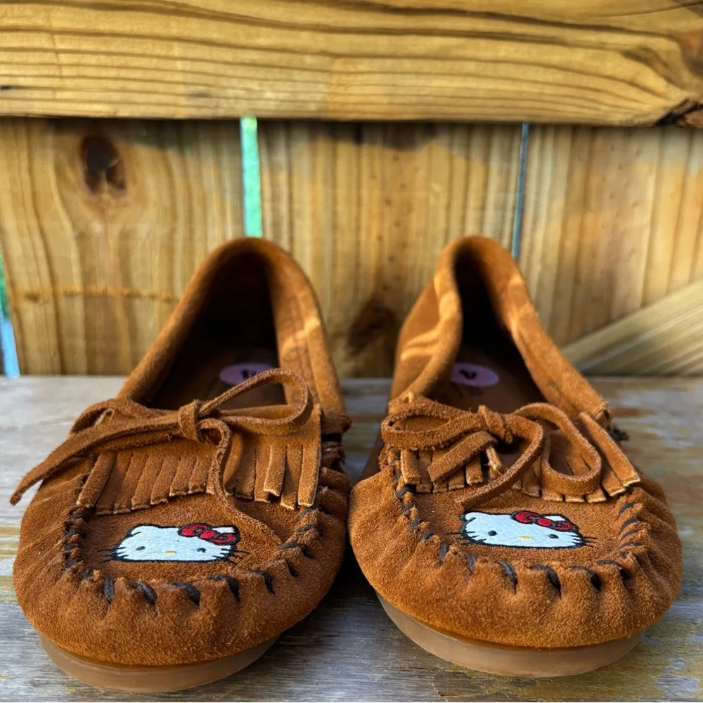 NWOT Minnetonka Limited Edition Embroidered Hello Kitty Suede Moccasins 4 Girls